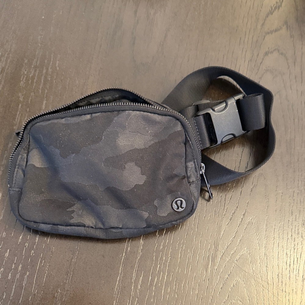 lululemon athletica women’s Black Camo Belt Bag, so cute, like new!